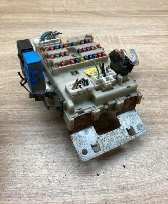 Nissan Almera Tino Fuse module 243504U100 0517011