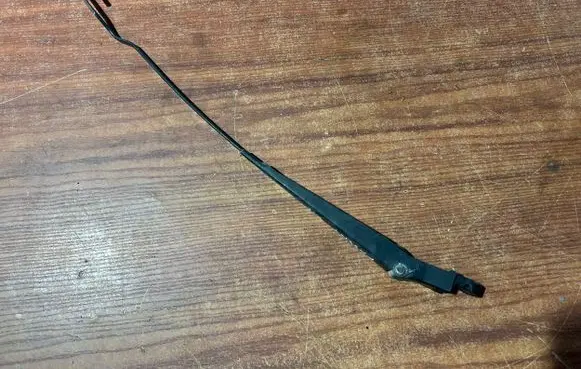 Volkswagen PASSAT B3 Front wiper blade arm 357955410