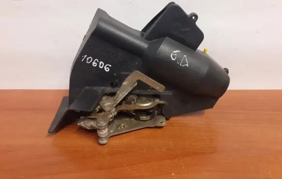 Mercedes-Benz C W202 Rear door lock 2027300635 2027330208