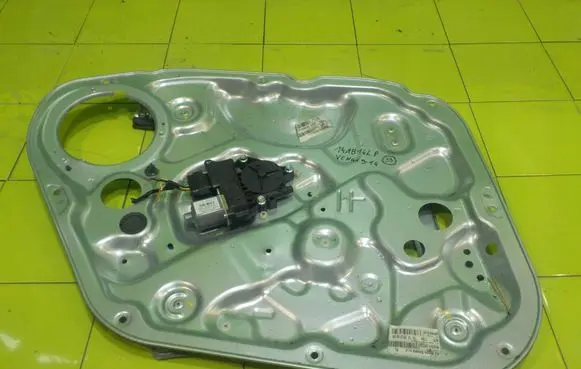 KIA Venga Front door window regulator with motor 824701P070