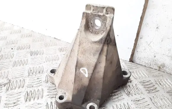 Honda Legend III KA9 Engine mount bracket