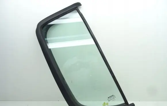 Nissan Navara D40 Front triangle window/glass 82262EB300