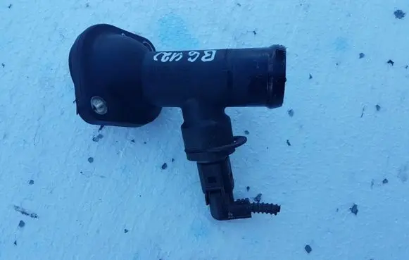Volkswagen PASSAT B6 Engine coolant pipe/hose 034121121D