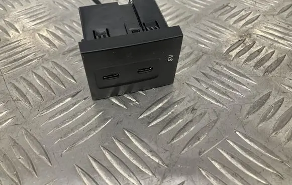 Mercedes-Benz A W177 USB socket connector A2478200301