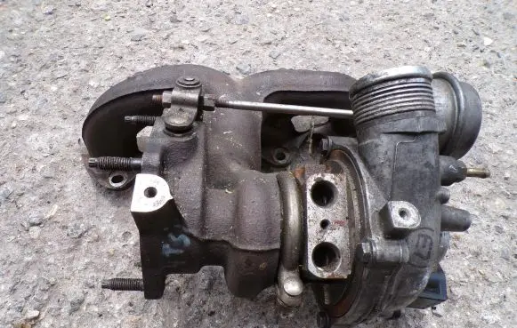 Volkswagen PASSAT B6 Turbo 03C145701S