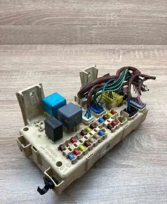 Toyota Avensis T250 Fuse module 82641CA020F 905761
