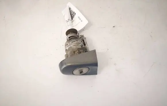 Volkswagen Touran I Front door lock (next to the handle) 