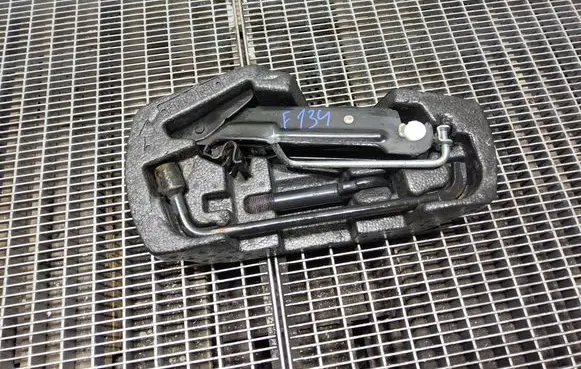 Toyota Aygo AB40 Tool set 