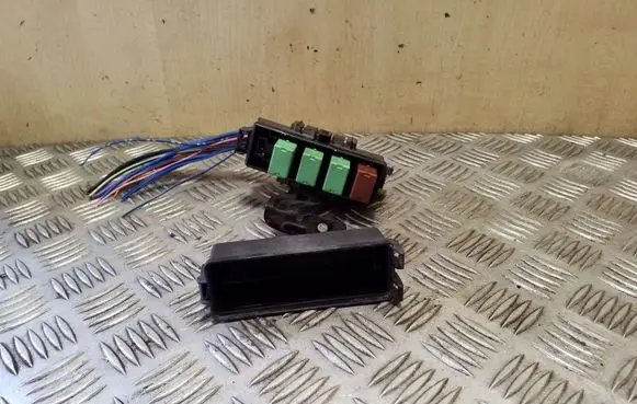 Suzuki Grand Vitara II Relay mounting block 