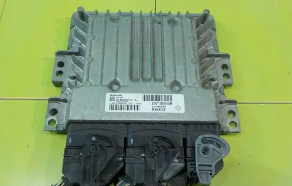 Dacia Duster Engine control unit/module S180095107