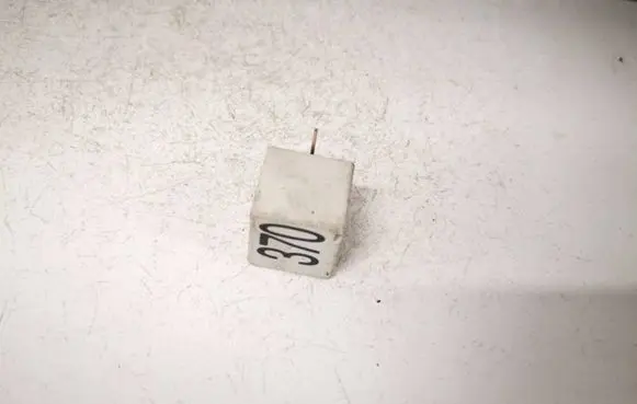 Skoda Octavia Mk2 (1Z) Other relay 8d0951253