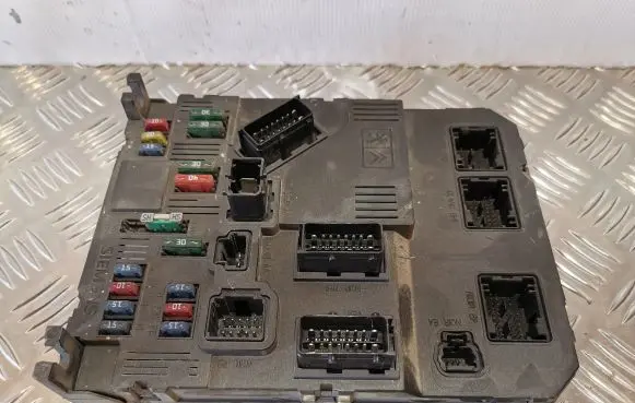 Peugeot 206 CC Fuse module 9646777380