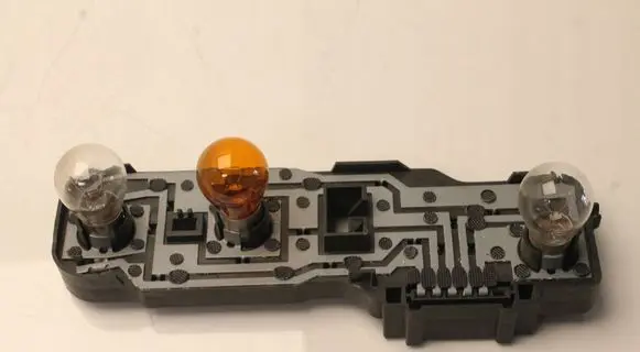 Headlight/headlamp mounting bracket