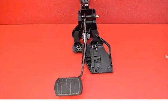 Accelerator throttle pedal