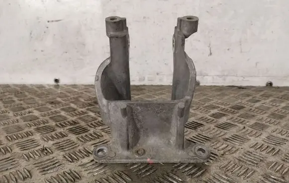 Subaru Outback (BS) Engine mounting bracket