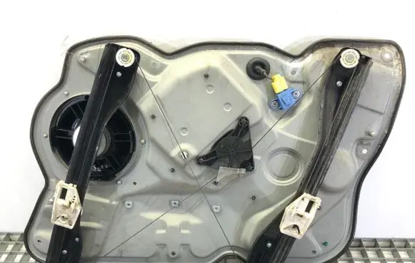 Skoda Octavia Mk2 (1Z) Front door window regulator with motor 5K0959793