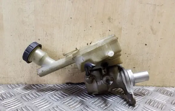 Master brake cylinder