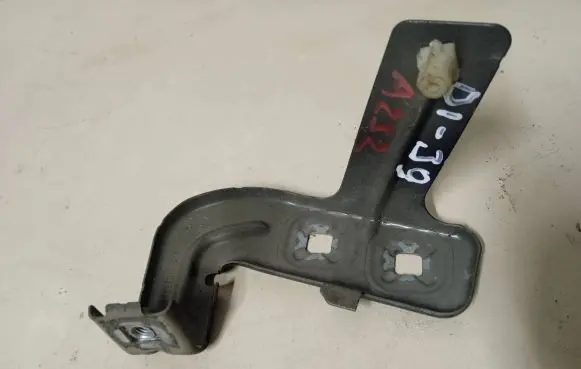 Fender mounting bracket