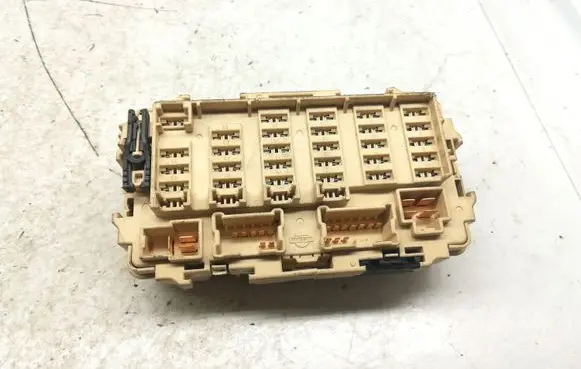 Nissan X-Trail T30 Fuse module PPT40