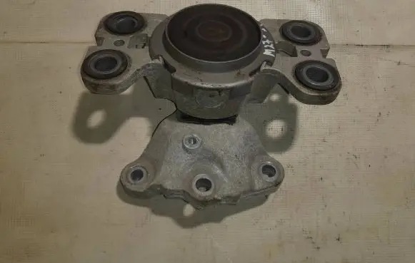 Volvo S60 Engine mount bracket 31401307