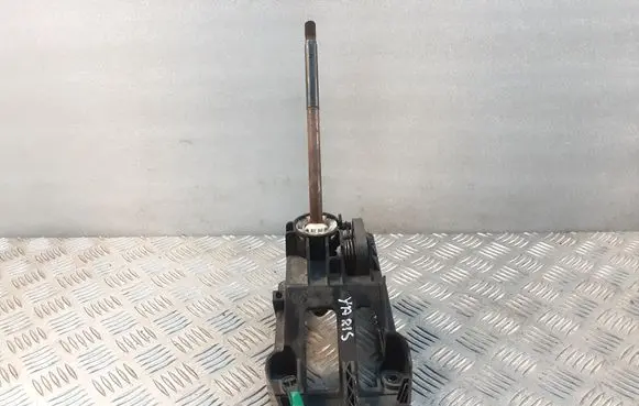 Toyota Yaris Gear shifter/selector 335300D010