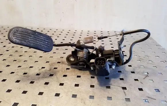 Toyota RAV 4 (XA20) Accelerator throttle pedal 7801042010C