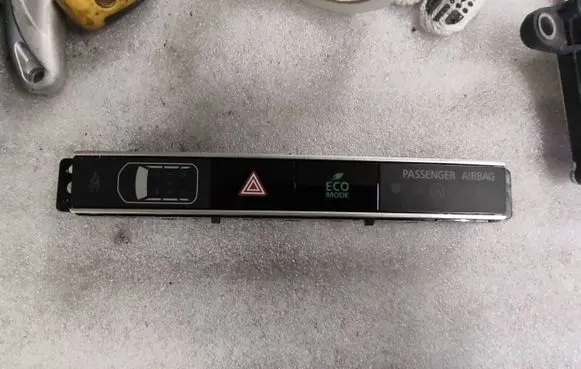 Mitsubishi Outlander Hazard light switch 80020642 068669