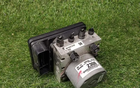 Hyundai Santa Fe ABS Pump 589204Z300