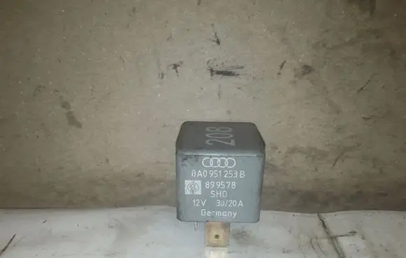 Volkswagen PASSAT B5 Other relay 8A0951253B