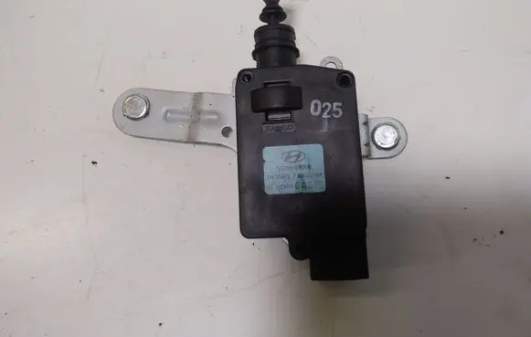 Hyundai Santa Fe Central locking motor 957502B000