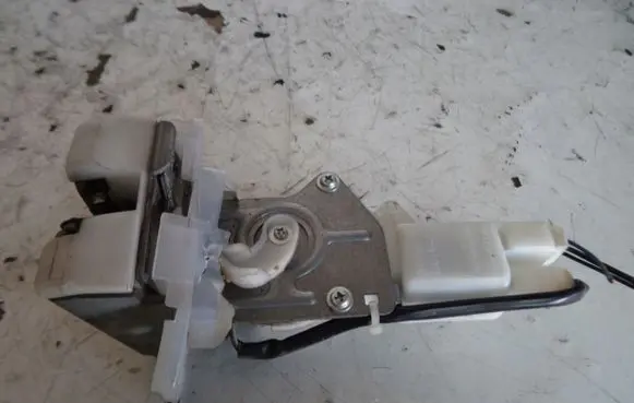 Suzuki Swift I Tailgate/trunk/boot lock/catch/latch