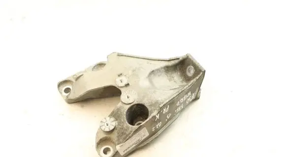 Engine mounting bracket