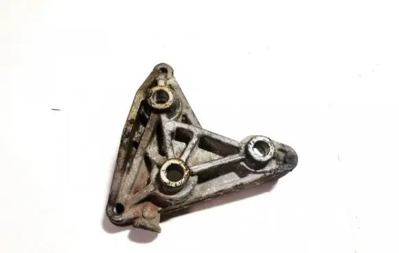 Engine mounting bracket