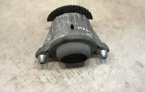 Mercedes-Benz C W204 Engine mount bracket A2042400117