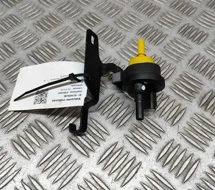 Engine mount vacuum valve
