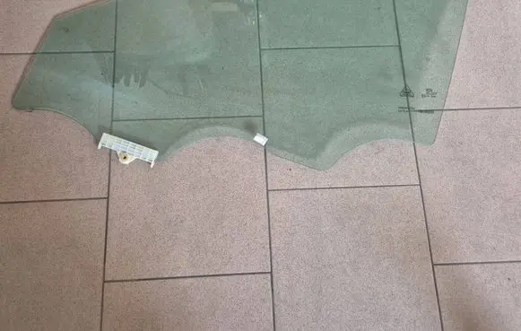 KIA Ceed Front door window glass four-door 43R00390