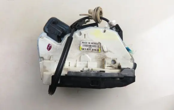 Volkswagen Jetta VI Front door lock 5K1837016D