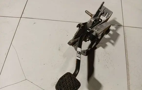 BMW 1 E81 E87 Brake pedal 