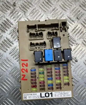 Subaru Legacy Fuse module 82201AL01C Jb004505n04 261116