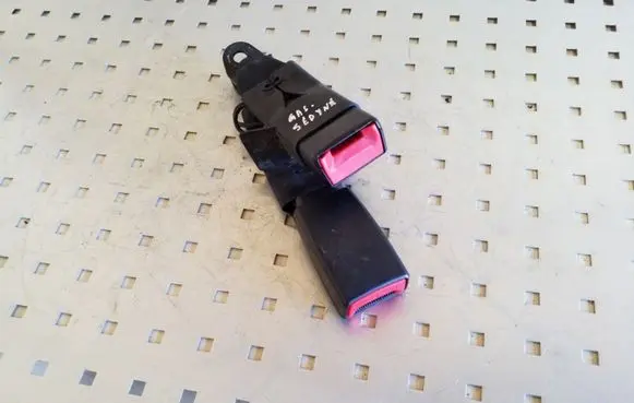 Toyota Avensis T270 Middle seatbelt buckle (rear) 609309000