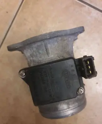 Volkswagen PASSAT B5 Mass air flow meter 037906461B AFH6010A 134694
