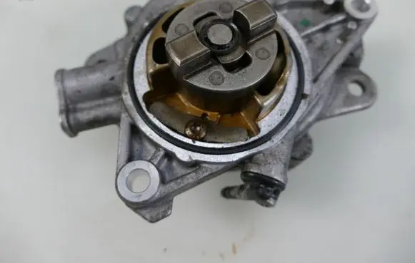 Peugeot 208 Vacuum pump 7586424-04