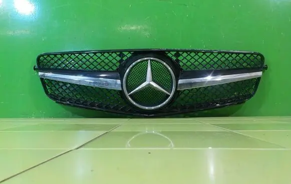 Mercedes-Benz C W204 Front bumper upper radiator grill UP97