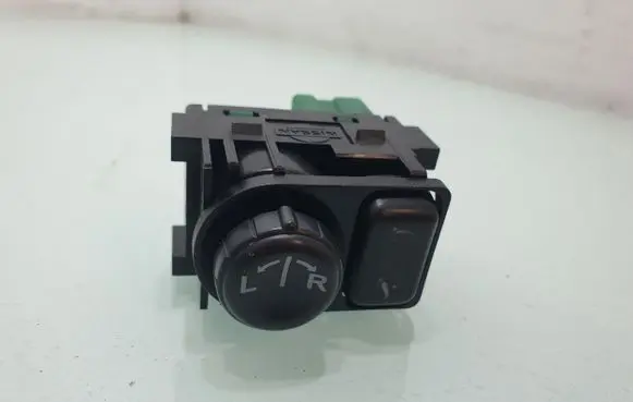 Nissan Qashqai+2 Wing mirror switch