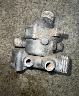 BMW 3 E30 Thermostat/thermostat housing 1265055 1265058
