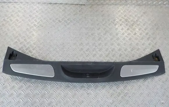Trunk/boot sill cover protection
