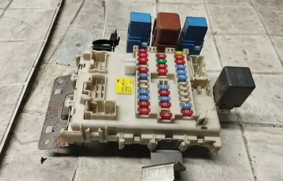 Nissan Almera Tino Fuse module 24350BU210 0304031