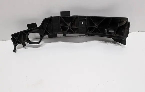 Rear bumper mounting bracket