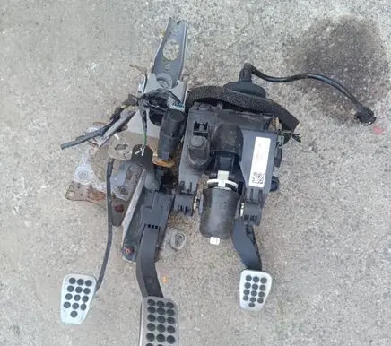 Ford Fiesta Pedal assembly AY117B633JC E3B2B 00470053
