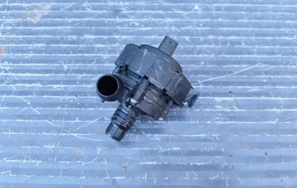 Opel Mokka B Water pump 9833196380